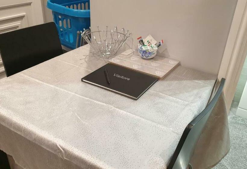 膳宿费 Bracknell Small Studio