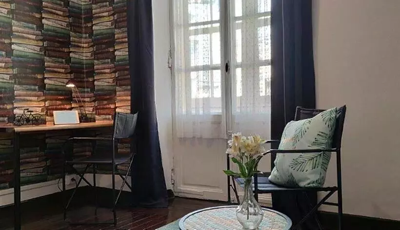 Piso Céntrico Amplio, Luminoso, En Casa De Piedra