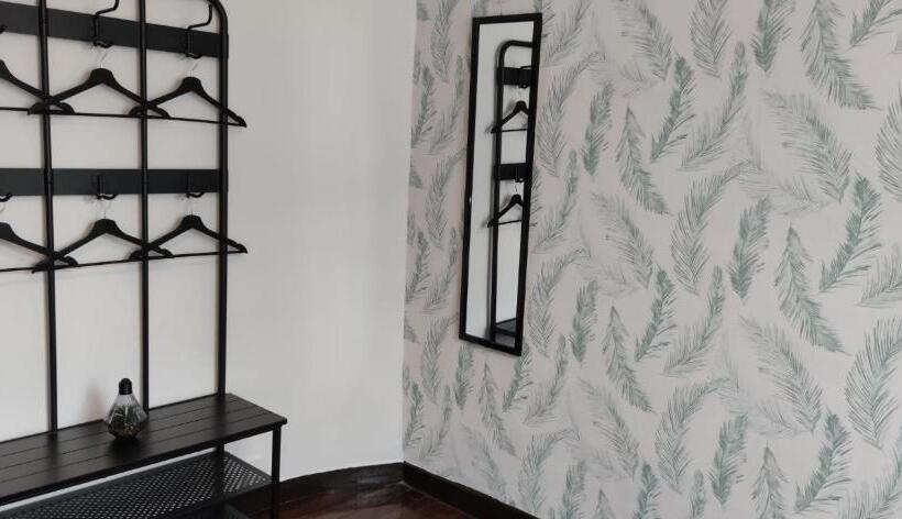 Piso Céntrico Amplio, Luminoso, En Casa De Piedra