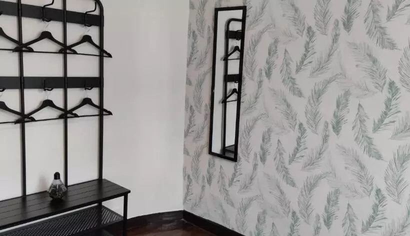 Piso Céntrico Amplio, Luminoso, En Casa De Piedra