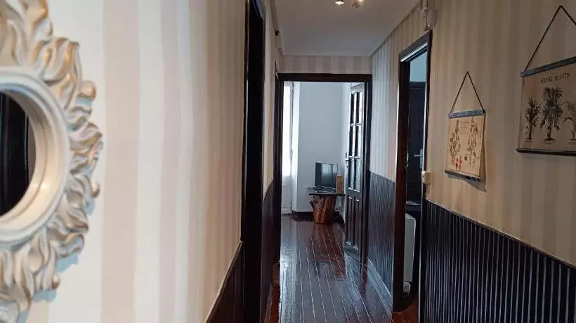 Piso Céntrico Amplio, Luminoso, En Casa De Piedra