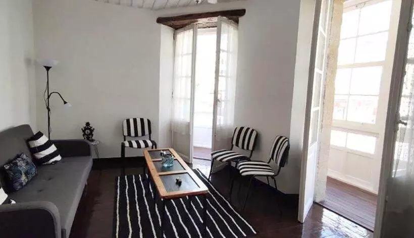 Piso Céntrico Amplio, Luminoso, En Casa De Piedra