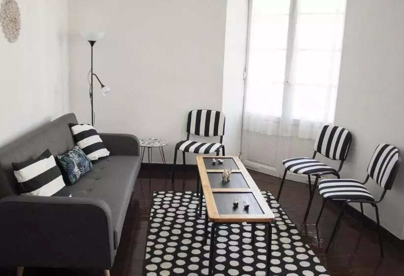 Piso Céntrico Amplio, Luminoso, En Casa De Piedra