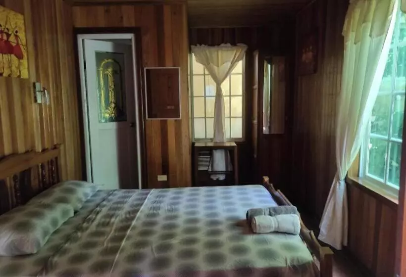 هاستل Bastimentos Hill Guest House