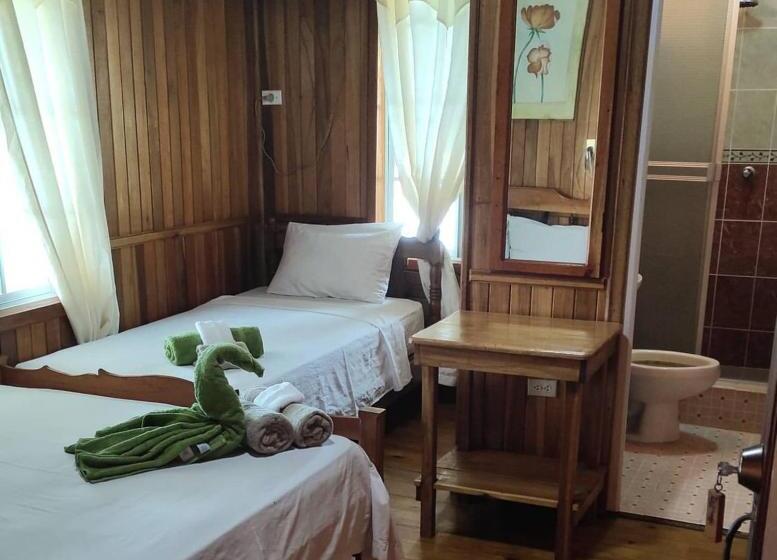 Auberge Hôtelière Bastimentos Hill Guest House