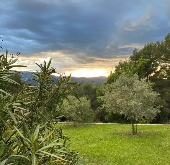 Aamiaismajoitus (B&B) La Maison Perchée
