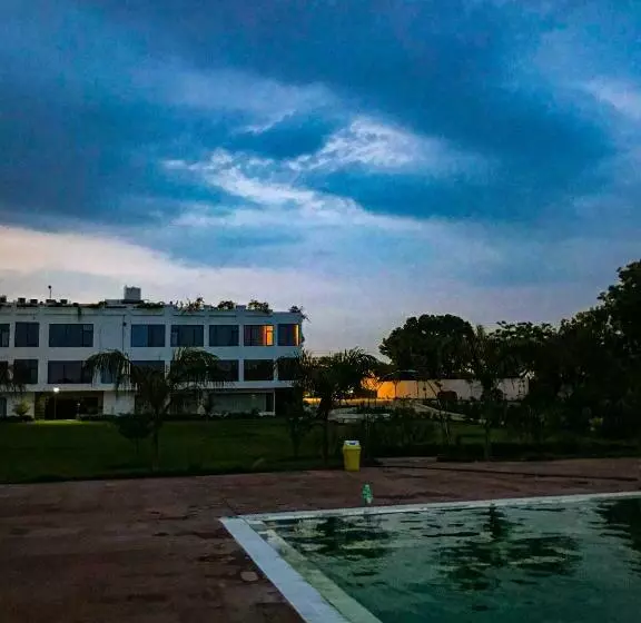 هتل Gautam S And Resort