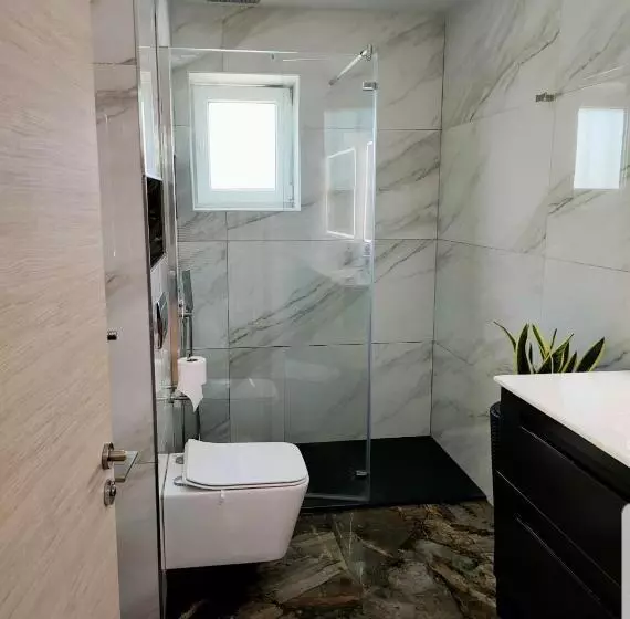 Maravillosa Casa Con Piscina Grande Y Bosque