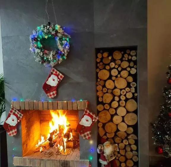 Maravillosa Casa Con Piscina Grande Y Bosque