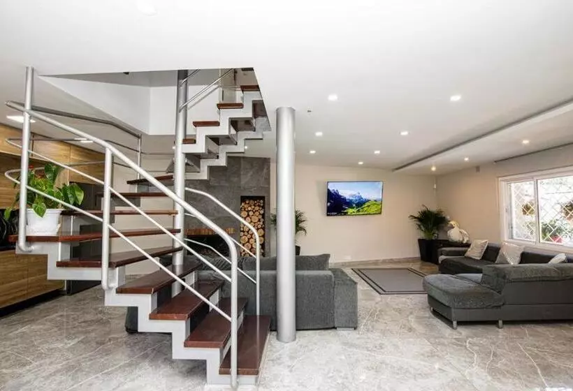 Maravillosa Casa Con Piscina Grande Y Bosque