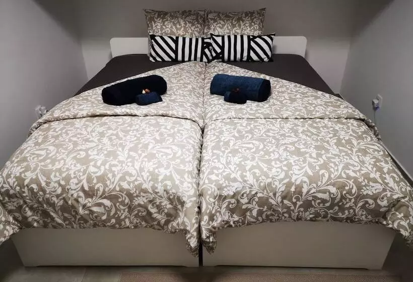 Majatalo Private Couple Room On Caparica Poshtel