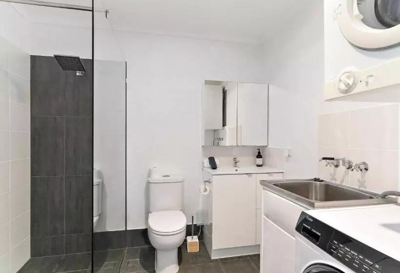 Stylish Townhouse, Private Courtyard Walk To Beach