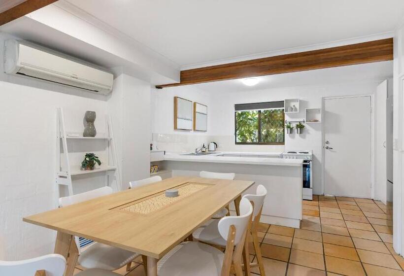 Stylish Townhouse, Private Courtyard Walk To Beach