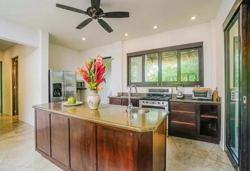 هتل Makara Toucan Suite / 2nd Floor