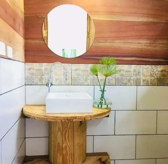 Hotelli Rema K A Y A K Lodge