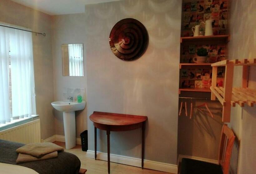 بنسيون Big Yellow Door In Queens Quarter