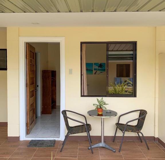 استراحتگاه Midnite Inn