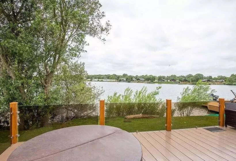 リゾートホテル The Wardens Hideaway   Tattershall Lakes Country Park