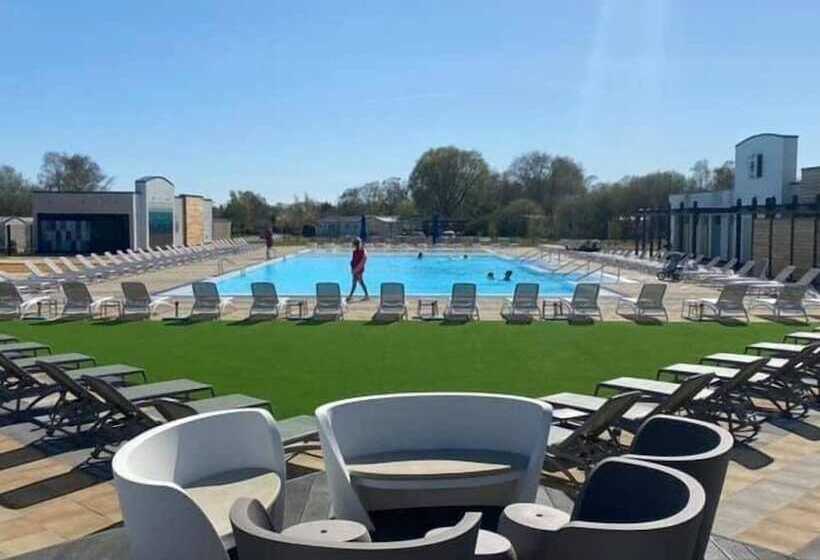 منتجع The Wardens Hideaway   Tattershall Lakes Country Park