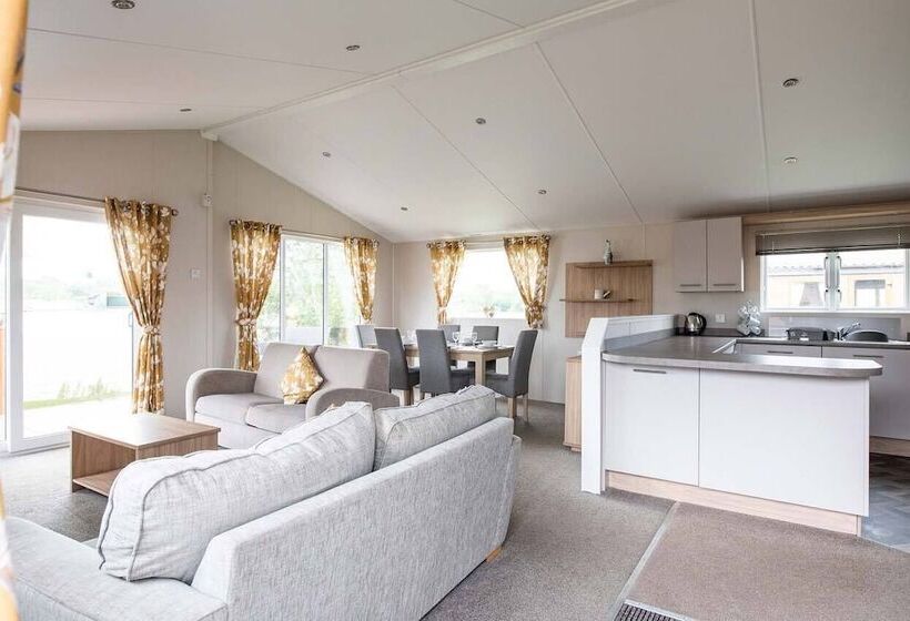 منتجع The Wardens Hideaway   Tattershall Lakes Country Park