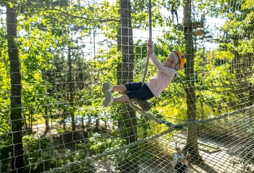 Отель Center Parcs Les Bois-francs