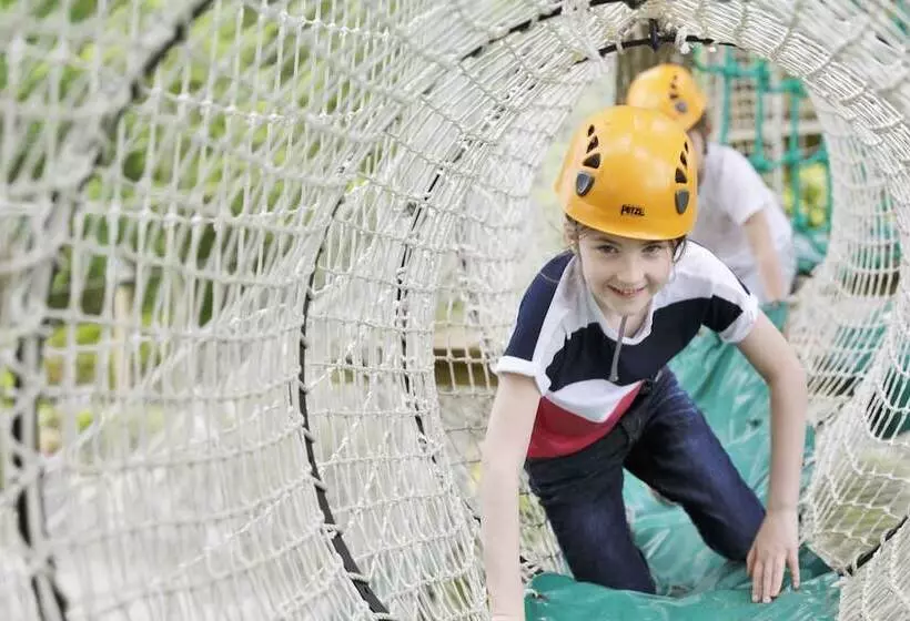 Отель Center Parcs Les Bois-francs