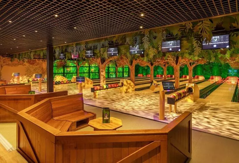 Отель Center Parcs Les Bois-francs