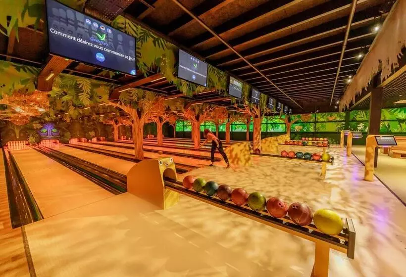 Отель Center Parcs Les Bois-francs