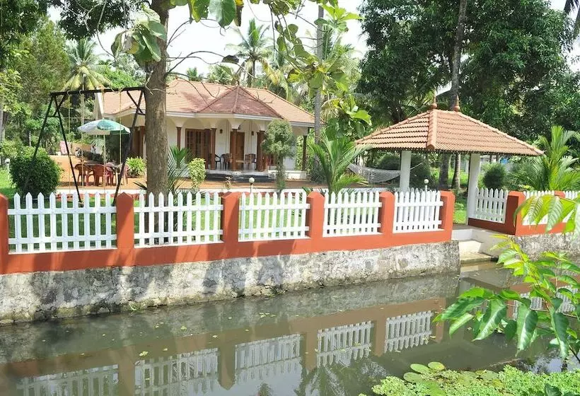 Otel Coconut Creek Farm & Home Stay