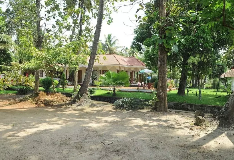 Otel Coconut Creek Farm & Home Stay