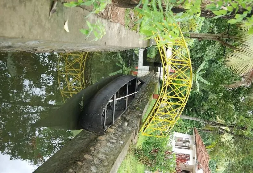 Otel Coconut Creek Farm & Home Stay