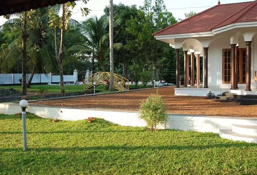 Otel Coconut Creek Farm & Home Stay