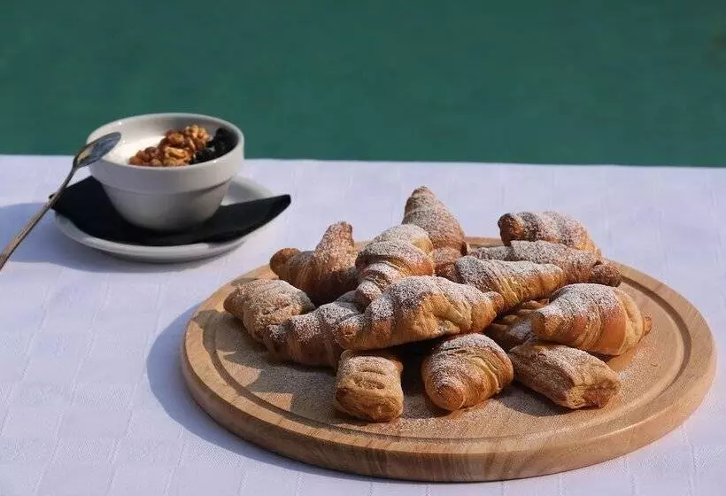 Отель Taxiarhis