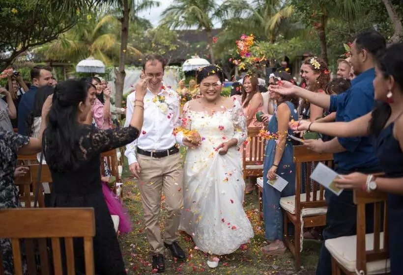 Arya Amed Beach Resort And Dive Center