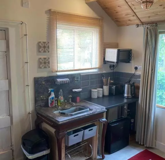 The Gin Palace With Cozy Logburner