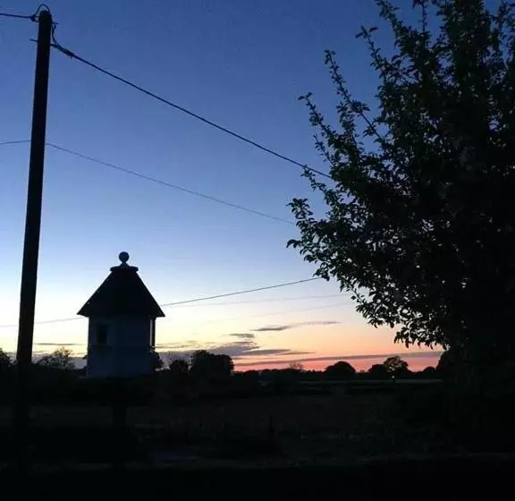 The Gin Palace With Cozy Logburner