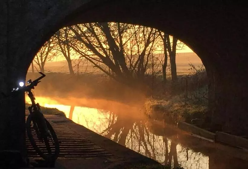The Gin Palace With Cozy Logburner