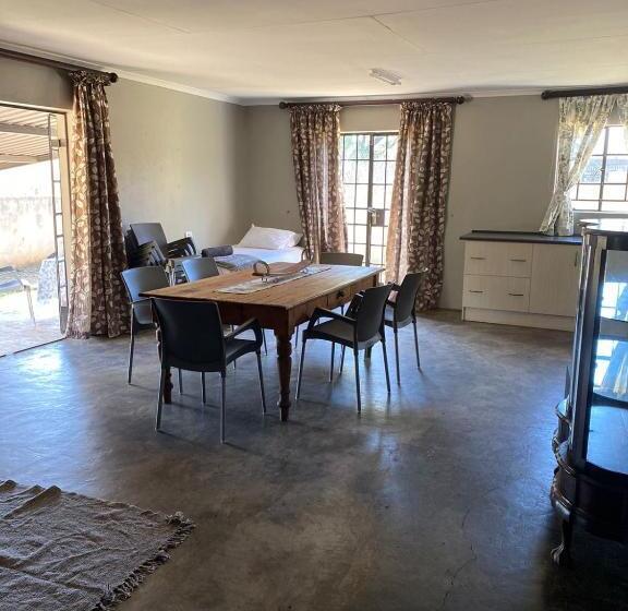 Hekpoort Rorymi Guest Farm