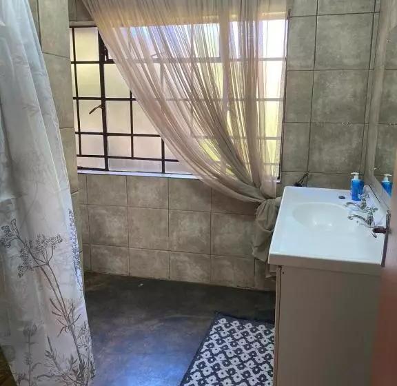 Hekpoort Rorymi Guest Farm