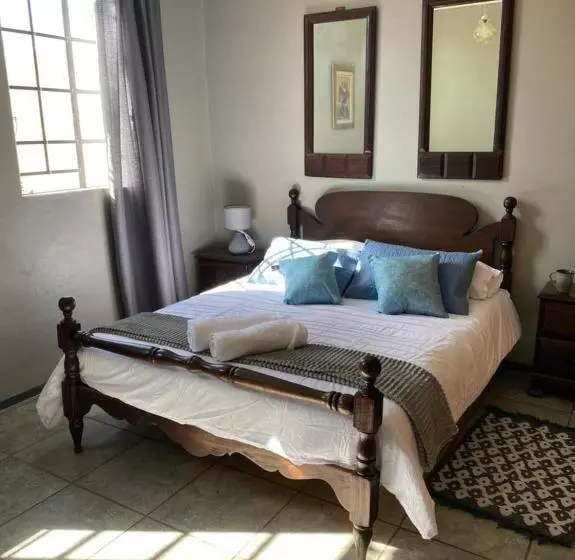 Hekpoort Rorymi Guest Farm