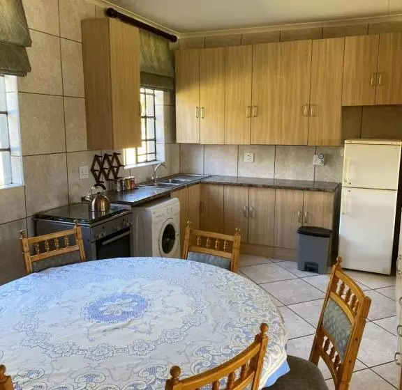 Hekpoort Rorymi Guest Farm