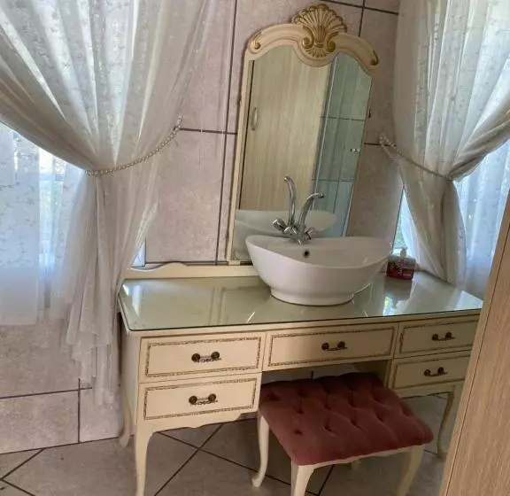 Hekpoort Rorymi Guest Farm