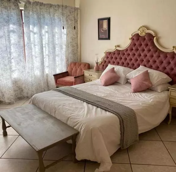 Hekpoort Rorymi Guest Farm