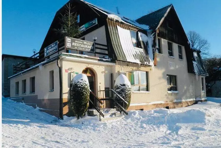 ペンション Restaurace A Penzion Mája
