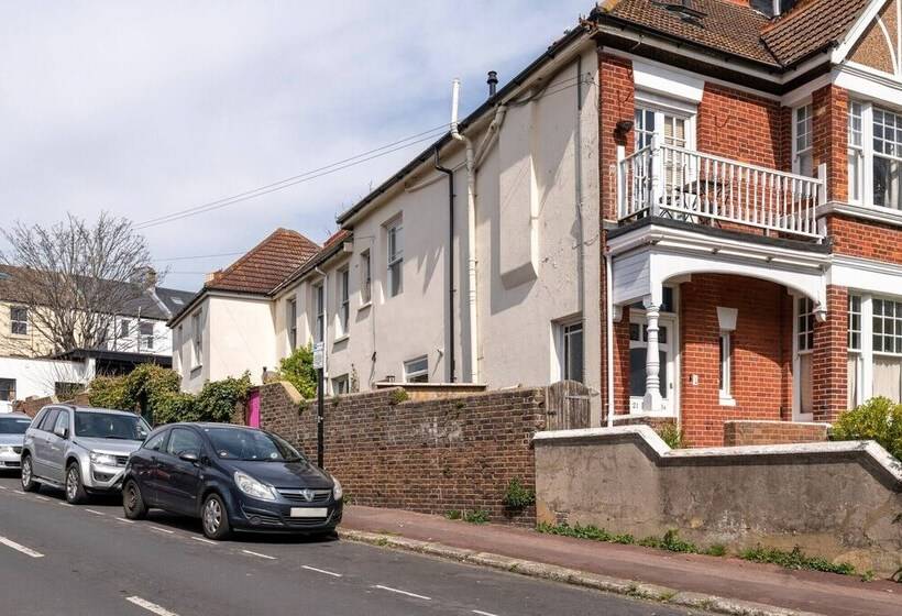 Bright And Beautiful City Cottage With Courtyard