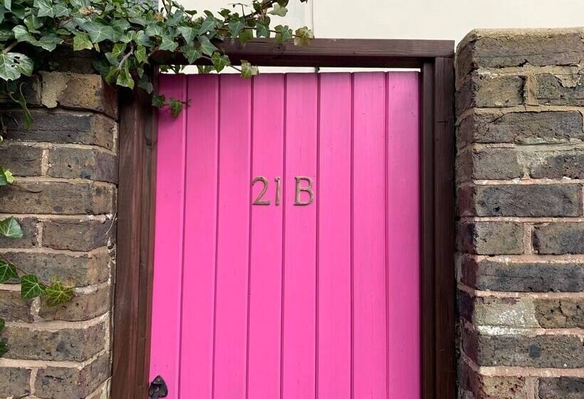 Bright And Beautiful City Cottage With Courtyard