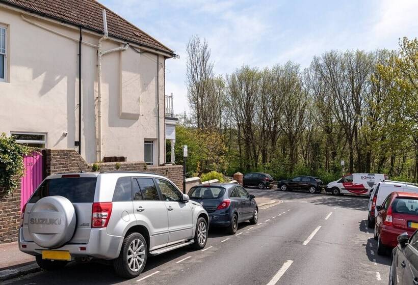 Bright And Beautiful City Cottage With Courtyard