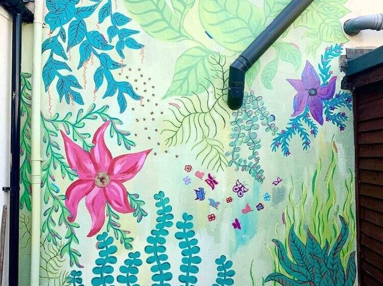 Bright And Beautiful City Cottage With Courtyard