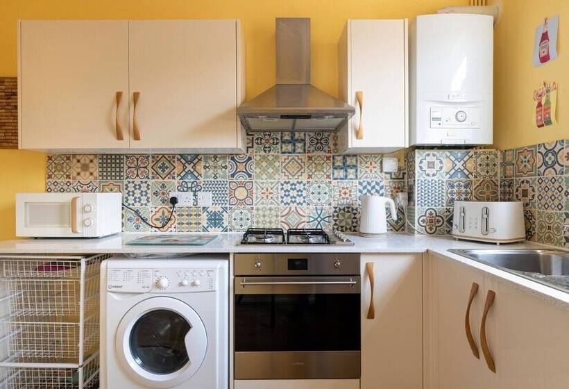 Bright And Beautiful City Cottage With Courtyard