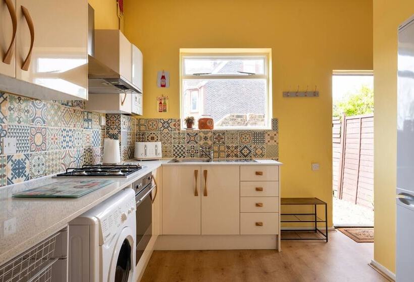 Bright And Beautiful City Cottage With Courtyard